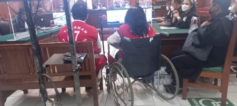 Kursi Roda Mengantar ke Ruang Sidang